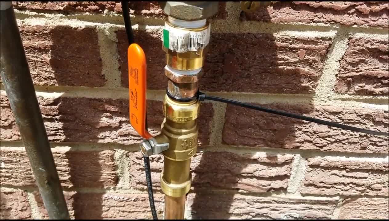 Remove a Sharkbite fitting in tight space without special tool