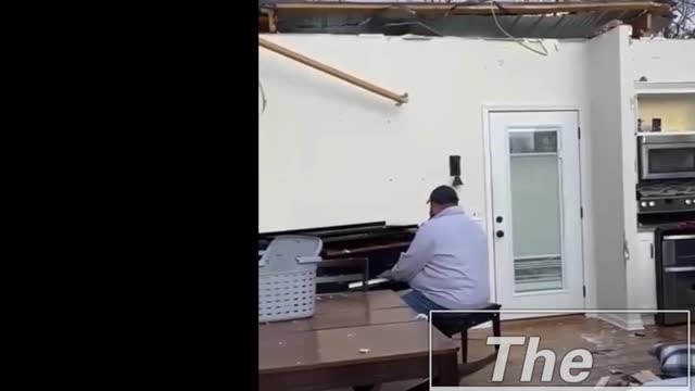 Kentucky Tornado Suvivor Calms Neighbors By Playing Piano