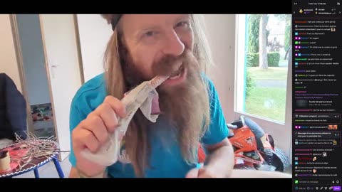 2023-05-12 (1bis.3) - Après le goûter il est déjà l'heure de manger - Twitch Triskelina (avec chat)