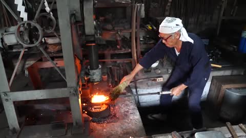 How Japanese samurai swords were made. A 75-year-old swordsman who has made 1,000 Japanese swords5