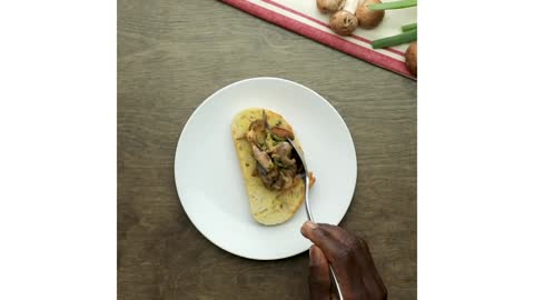 CREAMY MUSHROOM TOASTS