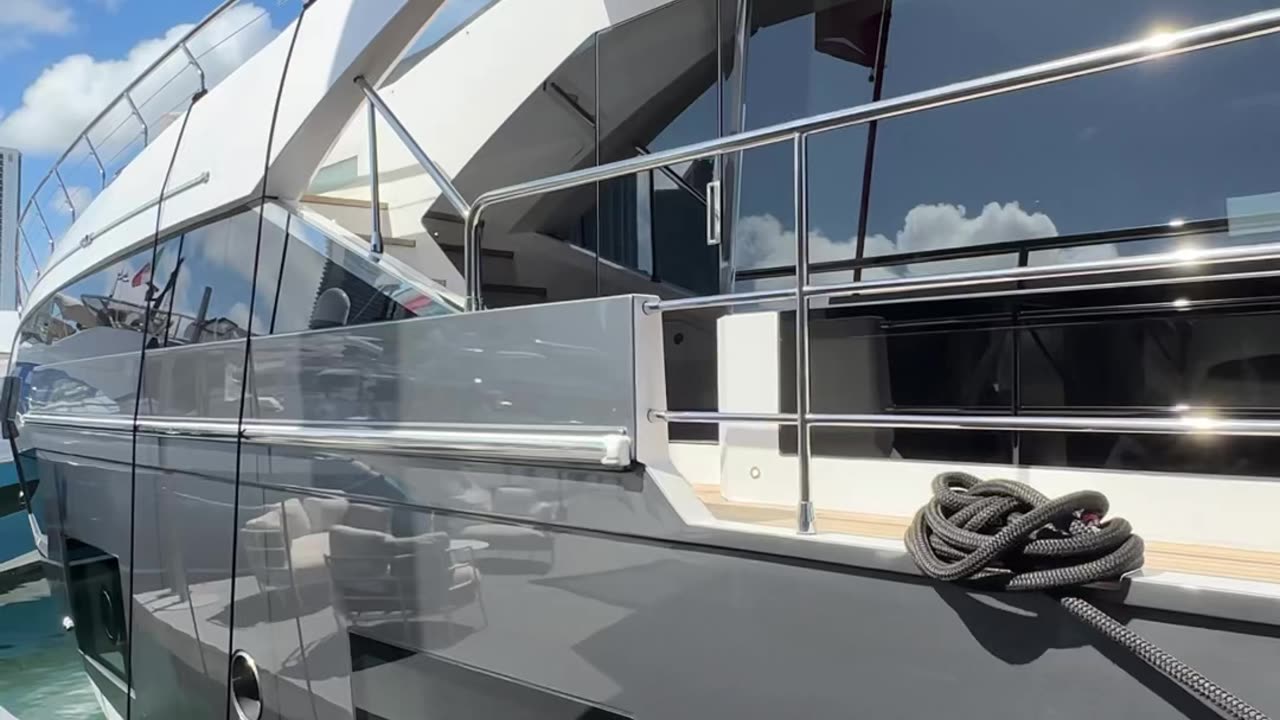The incredible 89ft Azimut Grande (27 Metri) #yachtdealnow