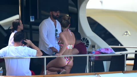 SHE IS A 10 !! WHAT A GIRL HAVING FUN IN MIAMI | BOAT ZONE