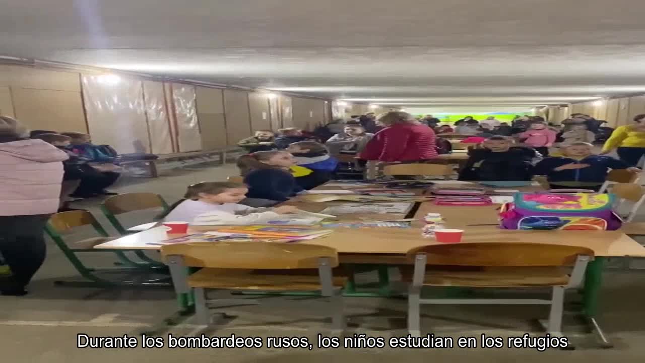 Durante los bombardeos rusos, los niños estudian en los refugios y cantan nuestro himno nacional