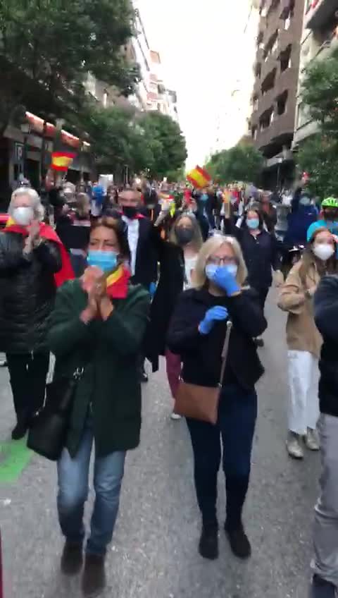 Calle de Núñez de Balboa (Madrid) contra la tiranía Sánchez-iglesias: "Gobierno dimisión"