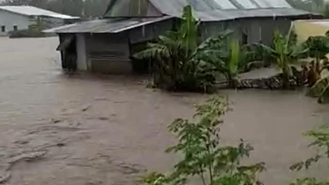 Residents ask for help to evacuate #pare pare flood
