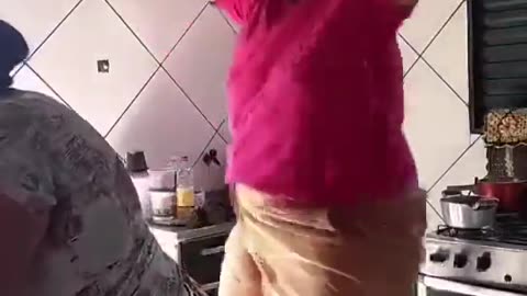 My mom making pizaa