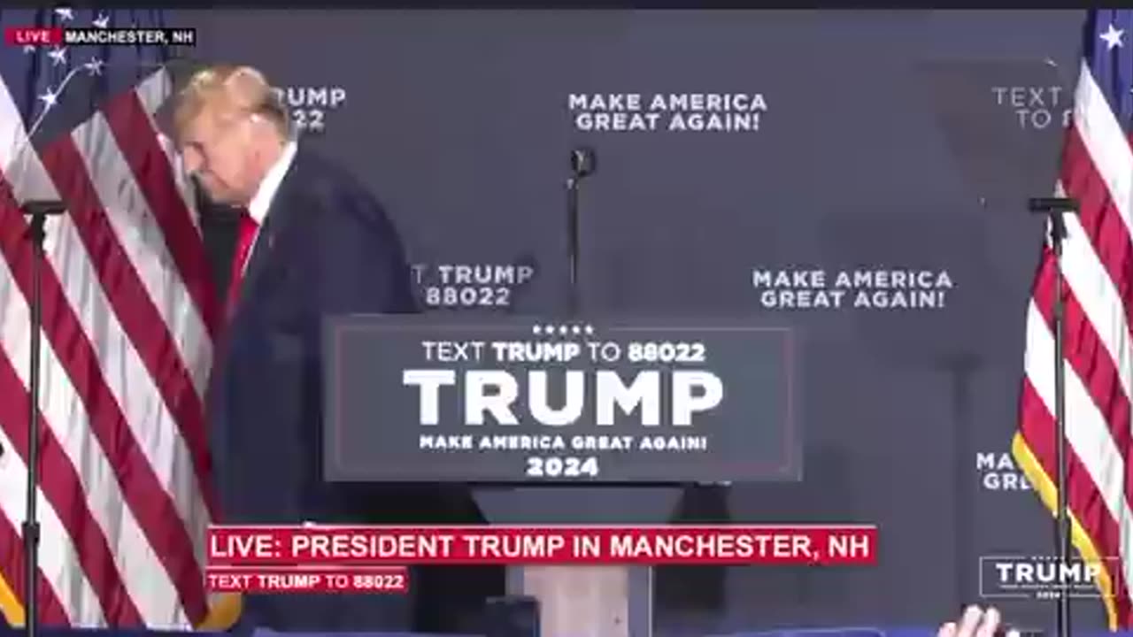 Trump mocks Biden by appearing to get lost on stage…