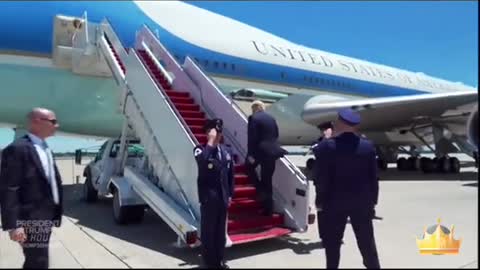 Trump “Reveals ”What's Inside his Private Jet