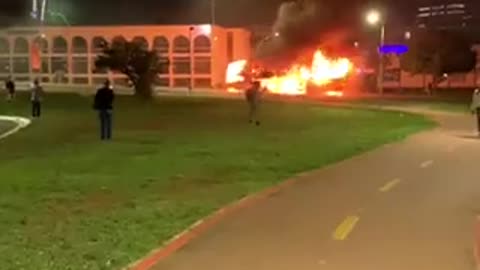 Manifestações pelo Brasil: 12/12/2022 - Relatos de manifestes que estão em Brasília é de que os atos de vandalismo que estão sendo praticados nesse início de noite em Brasília, são de infiltrados, com certeza esses bandidos serão identificados e