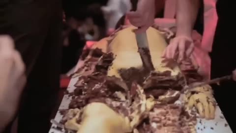 ❌ ☝️👿 Alla cena di Marina Abramovic dedicata al cannibalismo..