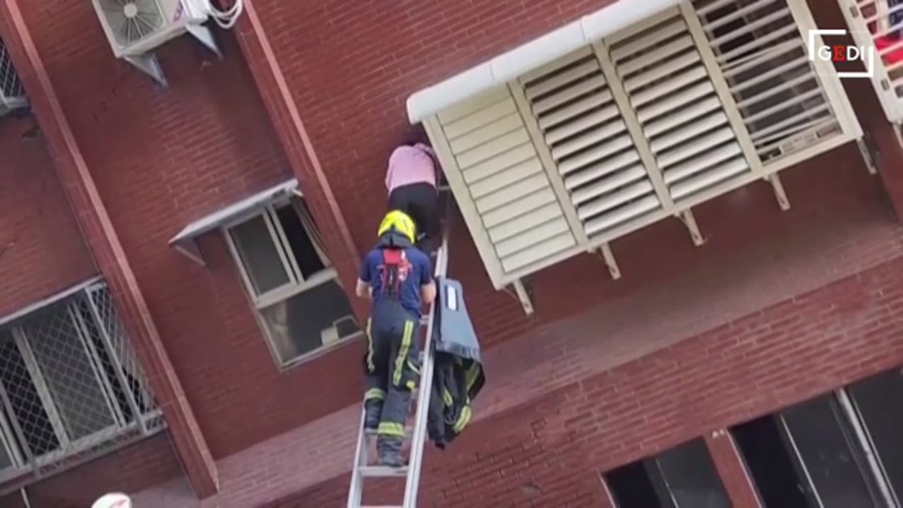 Tërmeti në Tajvan, pamje nga operacioni i shpëtimit, njerëzit i nxjerrin nga dritaret