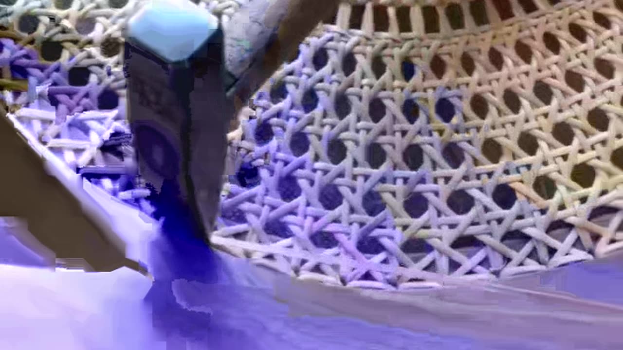 Unveil the weaving method of rattan webbing on wood.