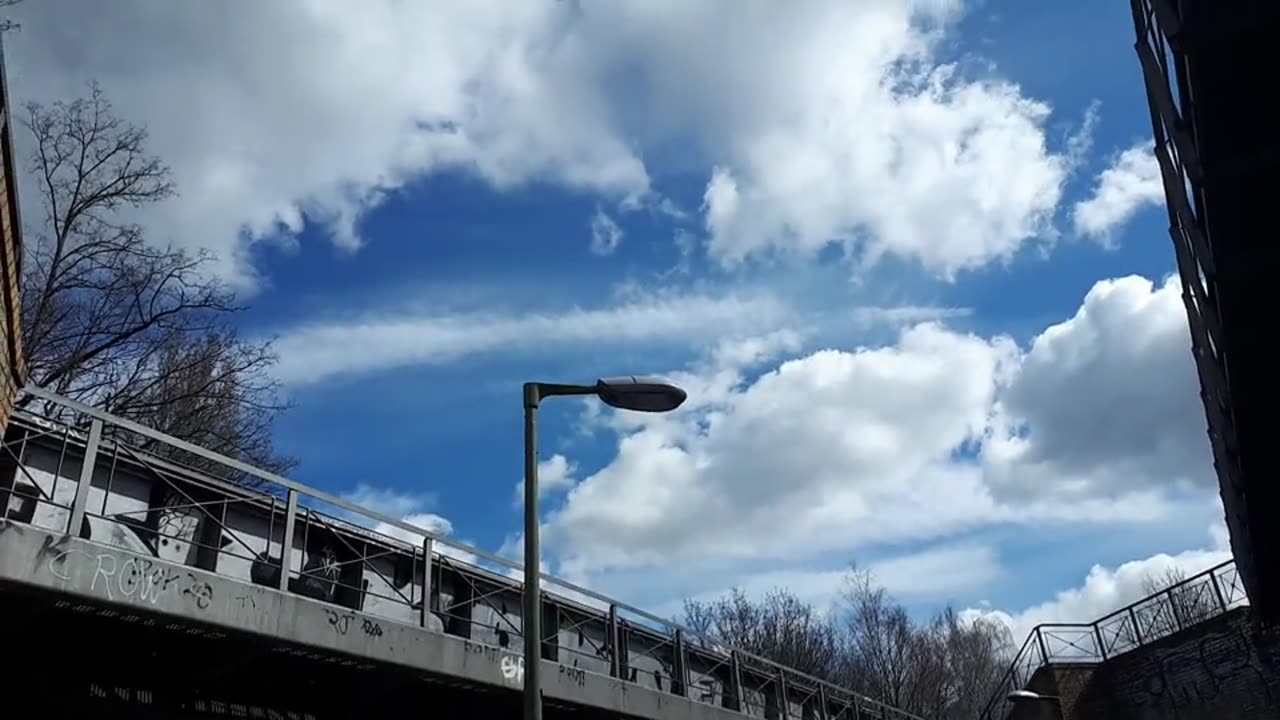 Himmel in Berlin am 4.4.2023 um 13:30 Uhr