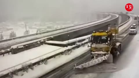 In Tokyo, the snow storm paralyzed life, more than 30 airplane flights were postponed