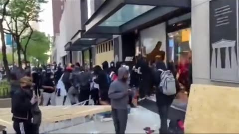 Nike Store in LA Had an Unplanned 100% Off Sale on Black Friday🤣🤣