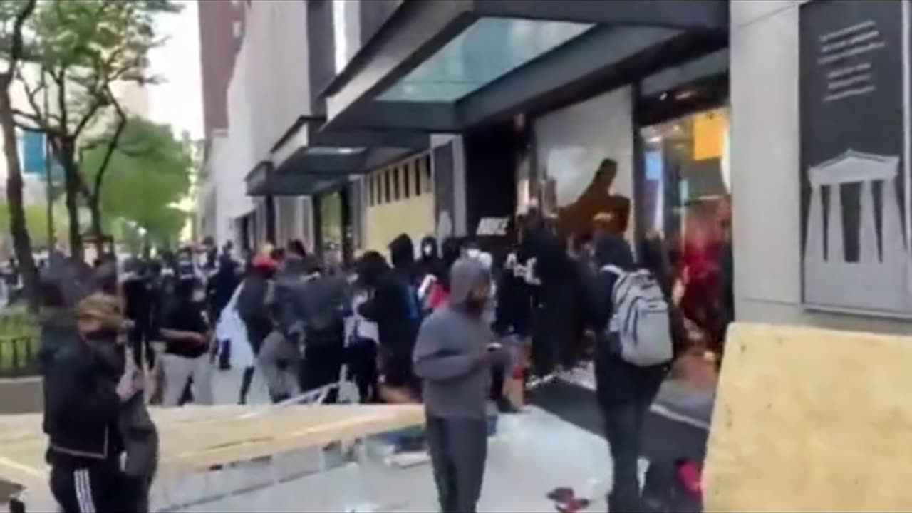 Nike Store in LA Had an Unplanned 100% Off Sale on Black Friday🤣🤣