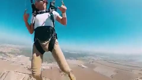 Man loses his cap while skydiving but manages to retrieve it mid-air