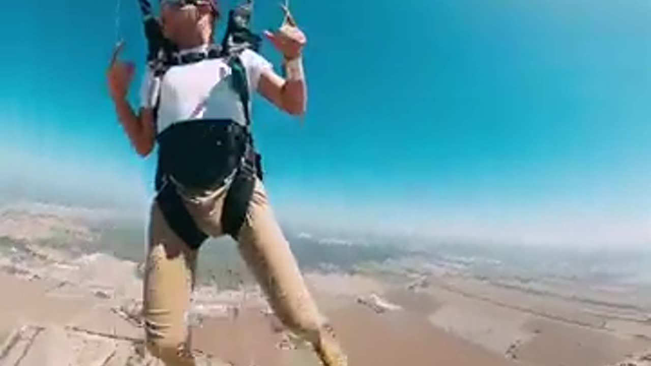 Man loses his cap while skydiving but manages to retrieve it mid-air