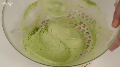 How to Make Macarons at Home (Beginner Recipe, Matcha Green Tea Macarons with Buttercream Filling)