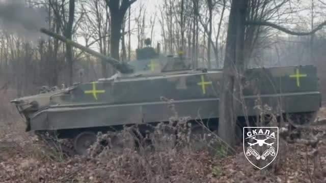 Captured BMP 3 fires at Russian positions near Bakhmut from a 100 mm gun