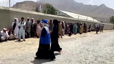 Displaced Afghans return home