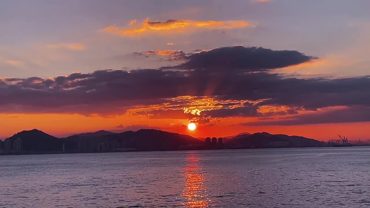I have the sea and the sunset in my eyes.