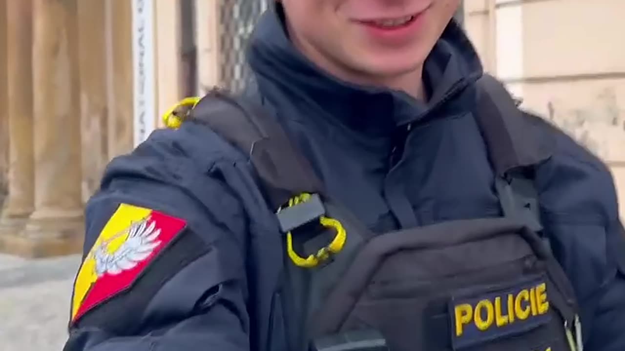 Street photography fo a young police officer👮