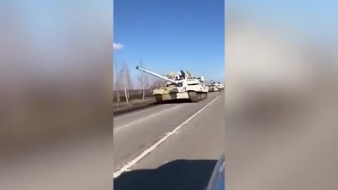 Russian tanks seen approaching the Ukrainian border