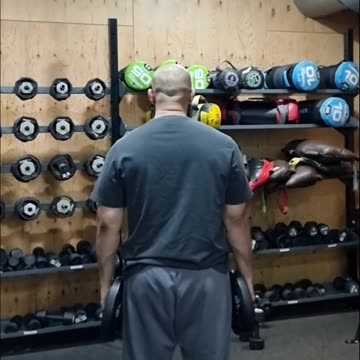 WANT WIDER SHOULDERS? DO THIS | SHOULDER VARIATION #subscribe #motivation #personaltrainer
