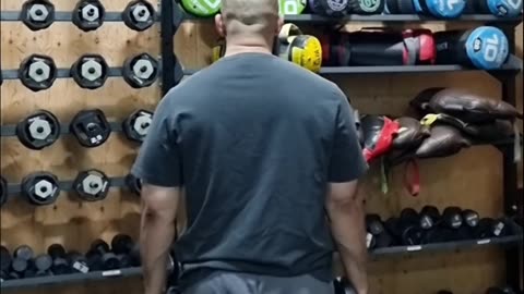 WANT WIDER SHOULDERS? DO THIS | SHOULDER VARIATION #subscribe #motivation #personaltrainer