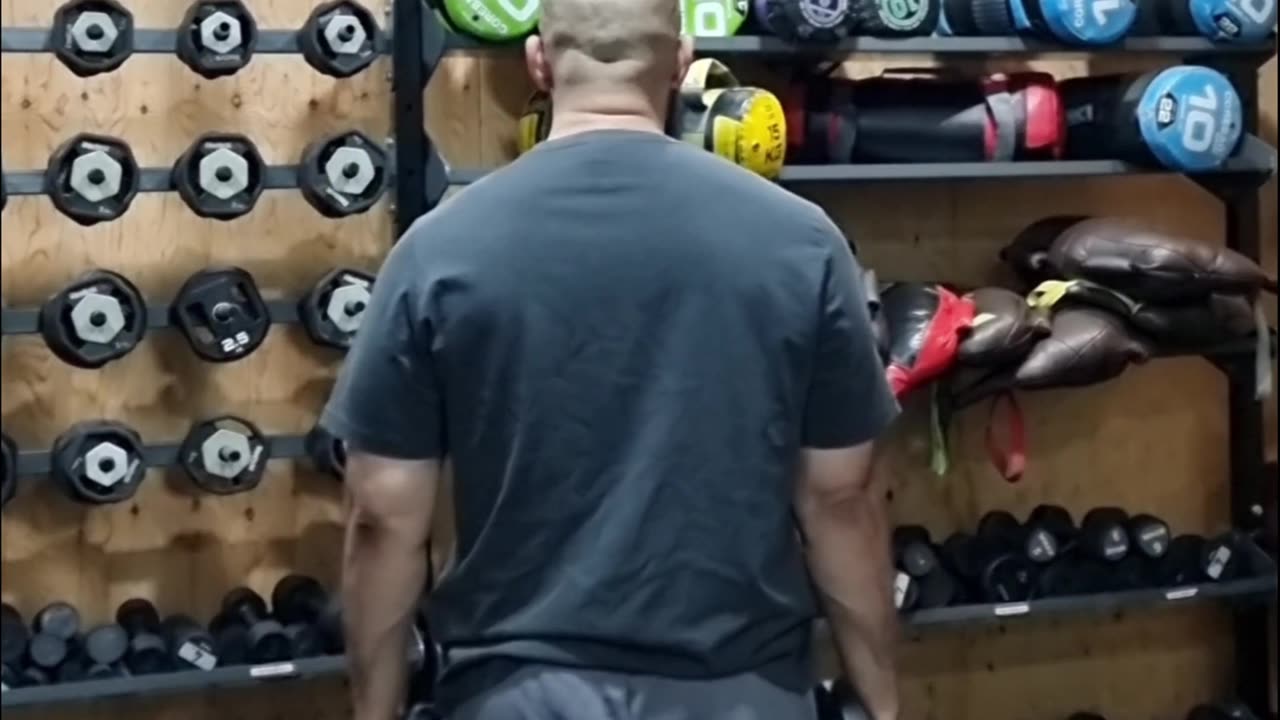 WANT WIDER SHOULDERS? DO THIS | SHOULDER VARIATION #subscribe #motivation #personaltrainer