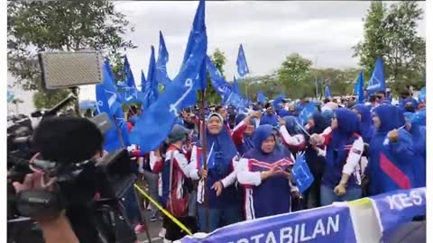 Suasana tegang antara penyokong PN, BN dengan laungan penyamun, katak