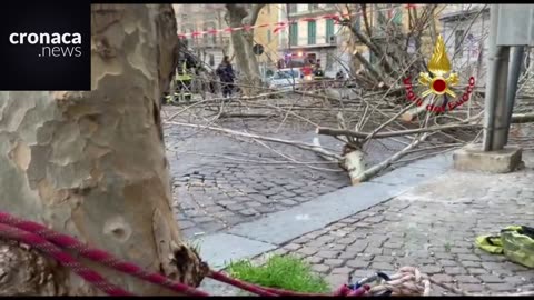 Si apre voragine, due auto precipitano dentro. E' accaduto a Napoli