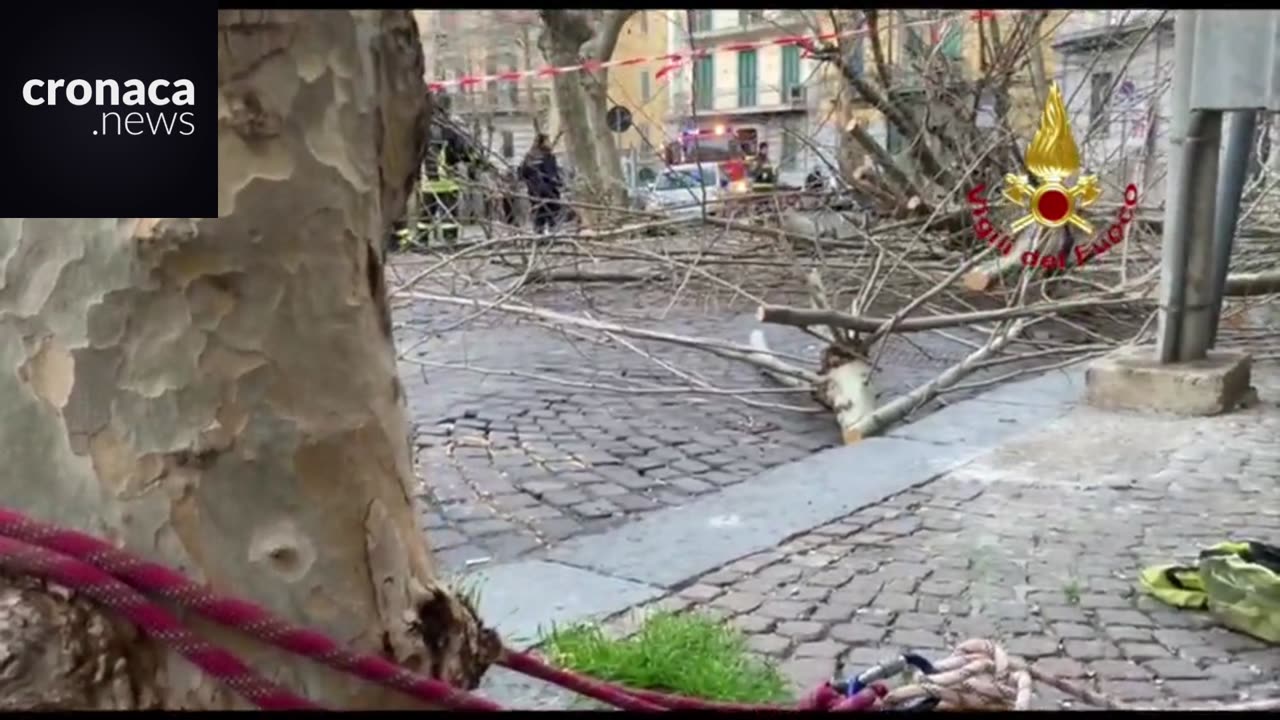 Si apre voragine, due auto precipitano dentro. E' accaduto a Napoli