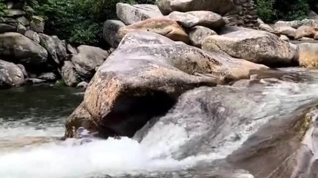 Great Smoky Mountains National Park straddles the border between North Carolina and Tennessee