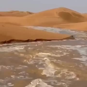 Strange phenomenon in Saudi Arabia - Water gushes out in the middle of the desert