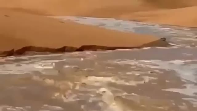 Strange phenomenon in Saudi Arabia - Water gushes out in the middle of the desert