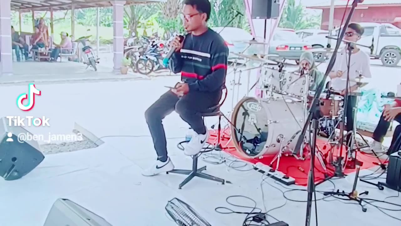 Singging Zabarjad - Karam with busker..