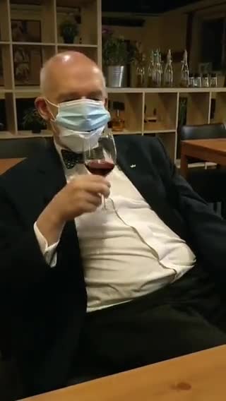 Korwin staje się kovidianienem i demonstruje jak jeść w maseczce