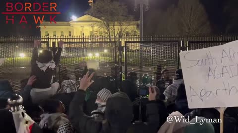 Pro-Palestinian rioters are insurrecting outside of the White House.