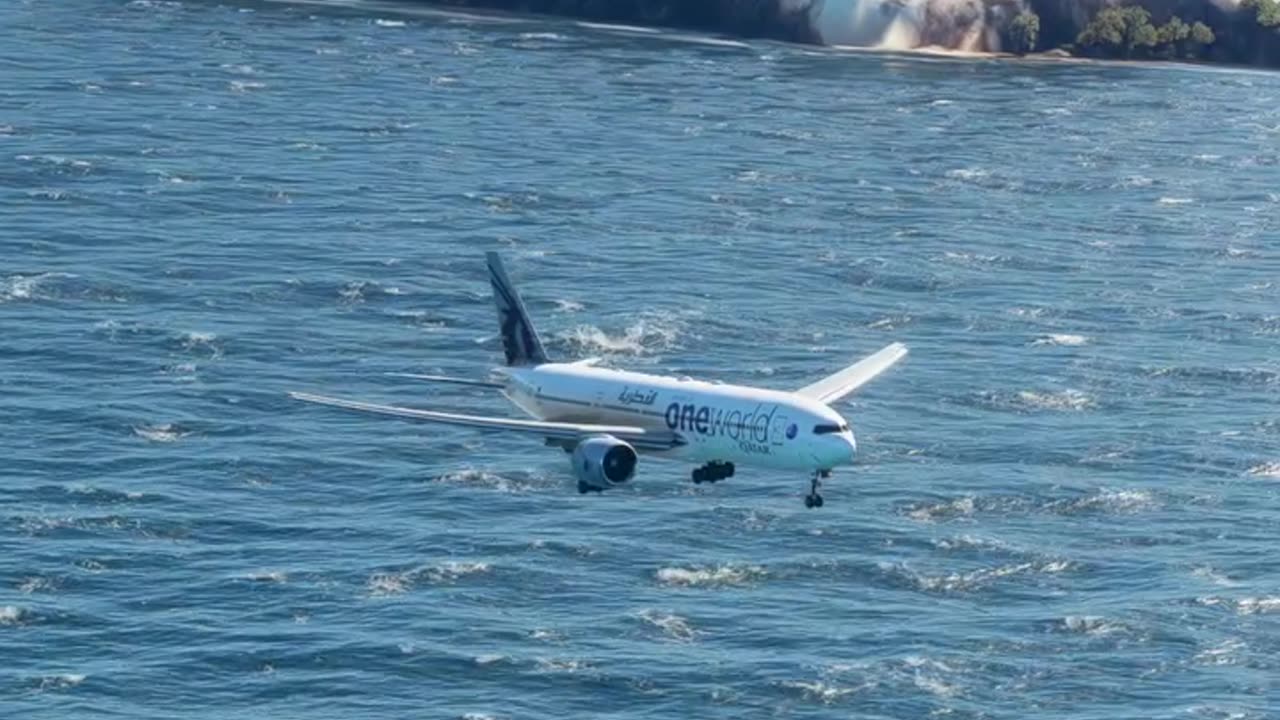 world's most dangerous plane landing E012164