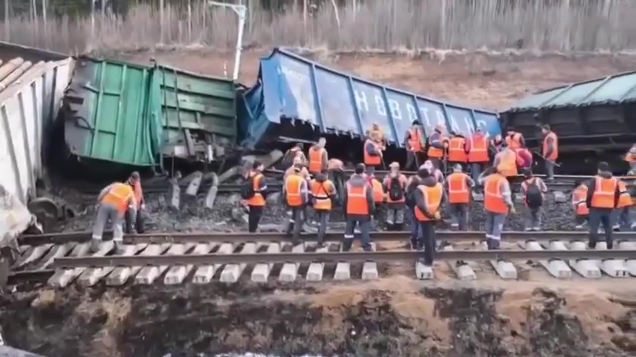 🚂In Dymitrov near Moscow, 11 wagons of a freight train derailed 🤷‍♀️