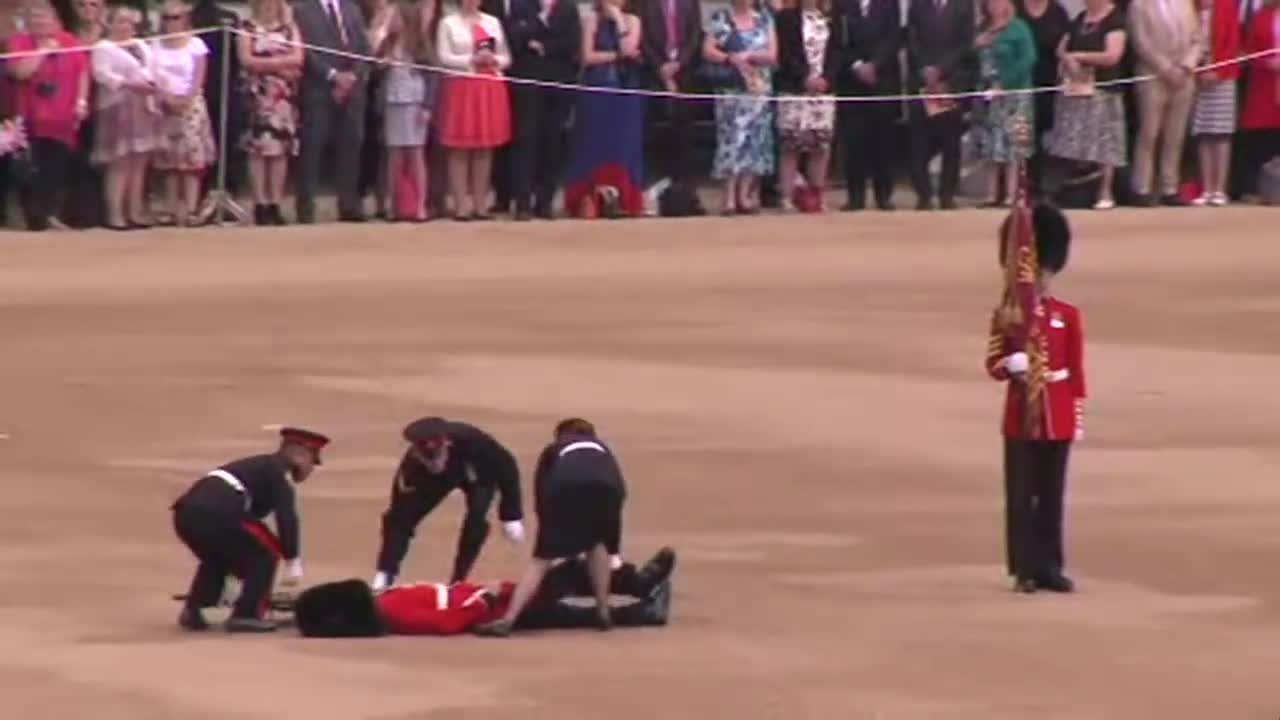 Royal British gaurd COLLAPSES at Queen's Parade