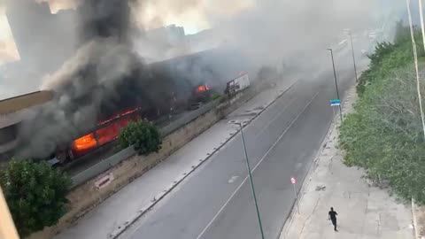 Napoli incendio nel campo rom di Gianturco