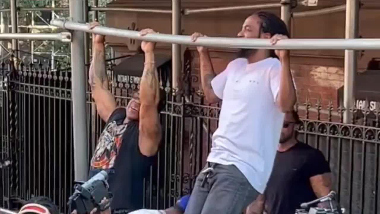 Kendrick Lamar doing pull-ups in NYC 💪