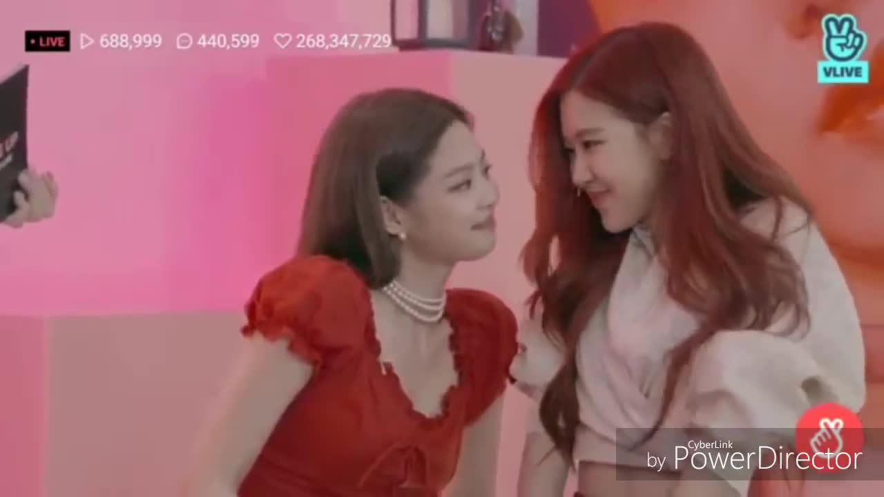 BLACKPINK Jennie (블랙핑크 제니) eye to eye with her members💘