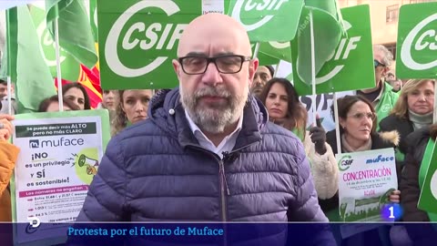 MILES de FUNCIONARIOS EXIGEN en MADRID la CONTINUIDAD de MUFACE | RTVE Noticias