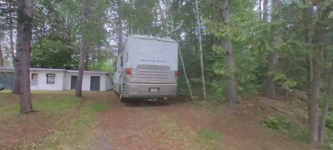 RV donné à la Reine Romana du Royaume du Canada pour NOUS LE PEUPLE