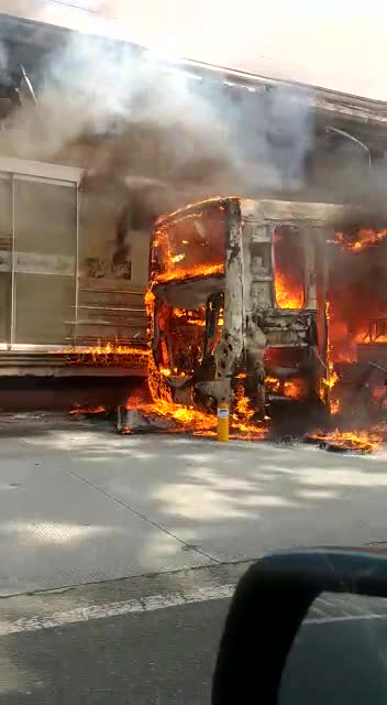 Reportan fuerte incendio en bus de Metrolínea que cubría ruta Bucaramanga - Piedecuesta